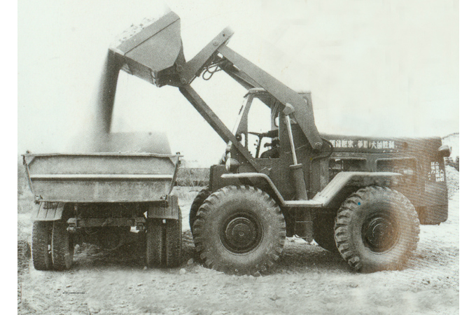 1966年，柳工第一臺(tái)裝載機(jī)Z435研制成功
