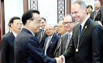 李克強會見獲“中國政府友誼獎”外國專家　愛德華獲此殊榮并應邀參加頒獎典禮