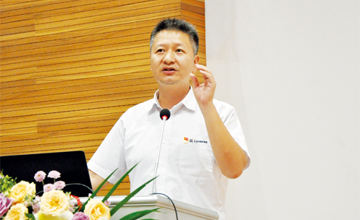 黃海波在2018年度質(zhì)量月表彰會上強調(diào)：從心開始，讓客戶滿意，讓柳工揚名！