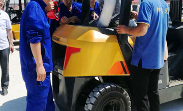 首臺C系列內(nèi)燃叉車交付東北市場