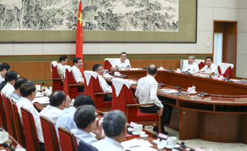 柳工集團董事長曾光安向國務(wù)院總理李克強匯報工作