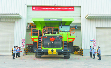 全球首創(chuàng)技術(shù)應(yīng)用！柳工DE100C剛性自卸車下線