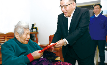 公司領(lǐng)導(dǎo)率隊(duì) 慰問建廠元老